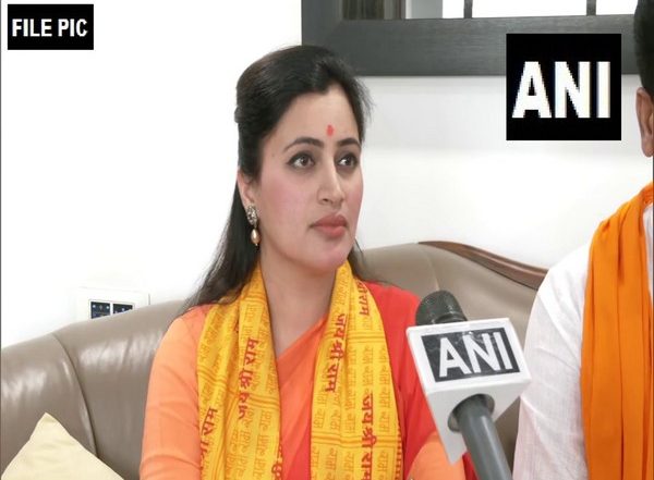 Hanuman Chalisa Row: Amravati MP Navneet Rana Writes to Lok Sabha Speaker Om Birla Issuing Clarification