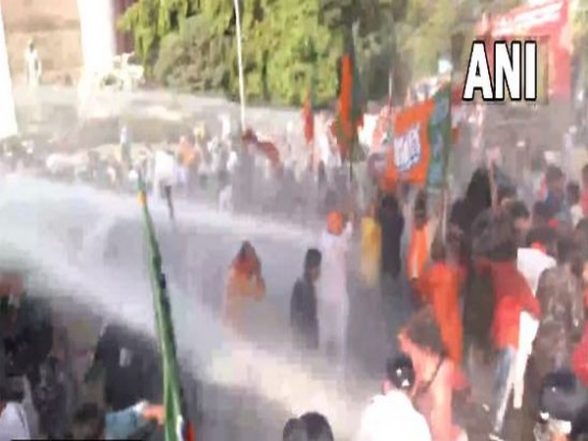 West Bengal Police Uses Water Cannon To Disperse Protestors During BJP Rally in Kolkata, Several Injured (Watch Video) | LatestLY