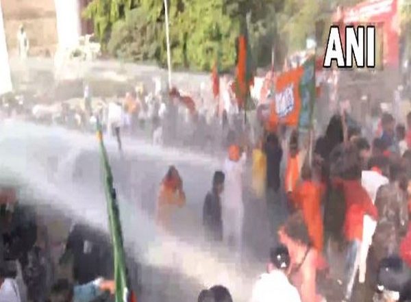 West Bengal Police Uses Water Cannon To Disperse Protestors During BJP Rally in Kolkata, Several Injured (Watch Video)