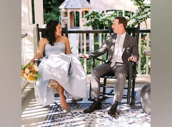 Tech News | Mark Zuckerberg Recreates Wedding Picture with Wife to Mark 10 Years of Marriage