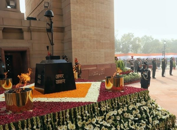 India News | Inverted Rifle and Helmet, Symbol of Fallen Soldiers at India Gate Shifted to National War Memorial