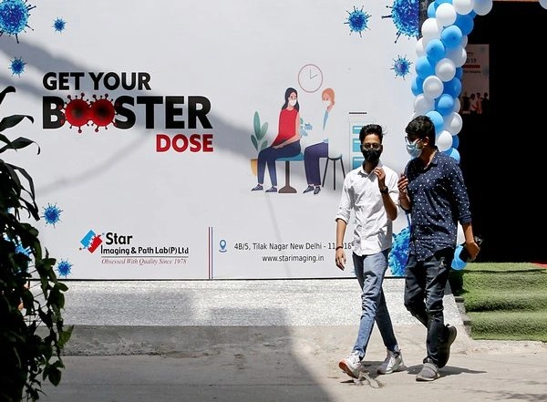 India News | NTAGI Recommends COVID-19 Precaution Dose Before 9 Months for Those Flying Abroad