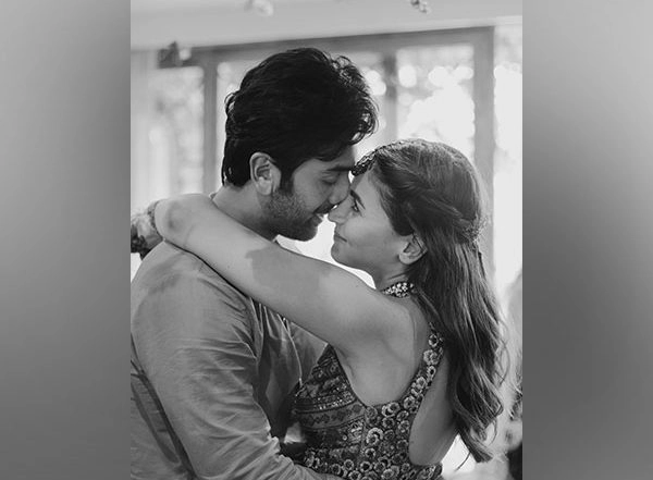 Entertainment News | Alia Bhatt Shares Cute Pictures with Husband Ranbir Kapoor, Celebrates One Month of Marriage