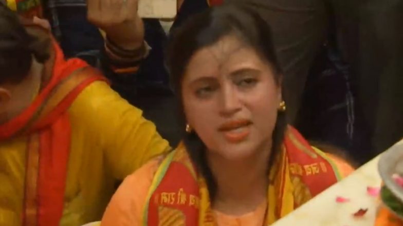 Delhi: Navneet Rana Recites Hanuman Chalisa at Hanuman Temple in Connaught Place (Watch Video)