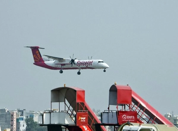 India News | DGCA Imposes Rs 10 Lakh Fine on SpiceJet for Training Pilots on Faulty Simulator
