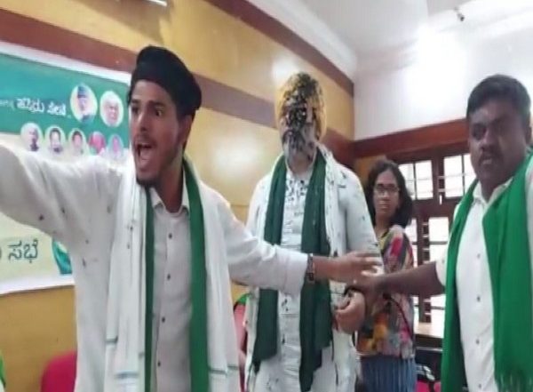 Bengaluru: 3 Detained for Smearing Black Ink at Rakesh Tikait