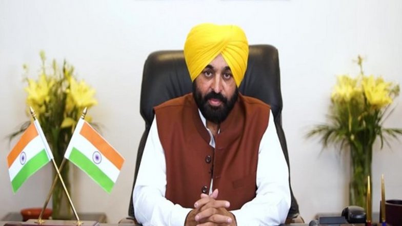 Punjab CM Bhagwant Mann Plays Volleyball After Inaugurating Sports Event at Guru Gobind Singh Stadium in Jalandhar (Watch Video)