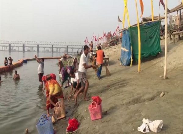 Uttar Pradesh: Inspired by PM Narendra Modi’s Vision, Volunteers in Prayagraj Take Initiative To Clean Ganga Ghat