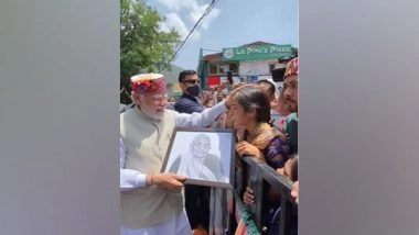 India News | PM Modi Stops His Car in Shimla to Accept Portrait of His Mother