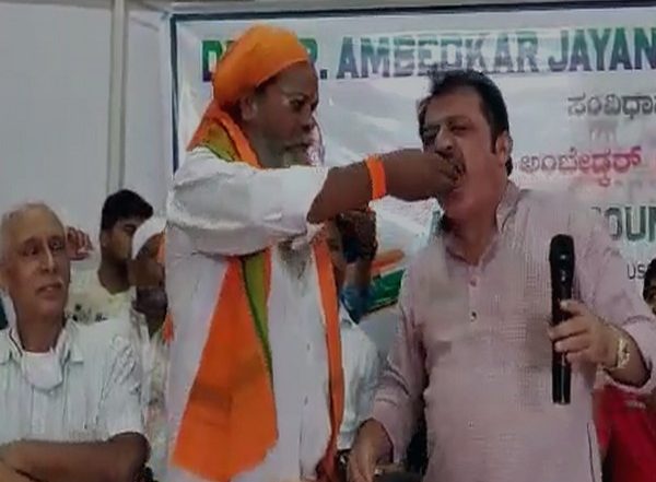 India News | Karnataka Cong MLA Feeds Dalit Swamiji, Asks Him to Remove Food and Eats It