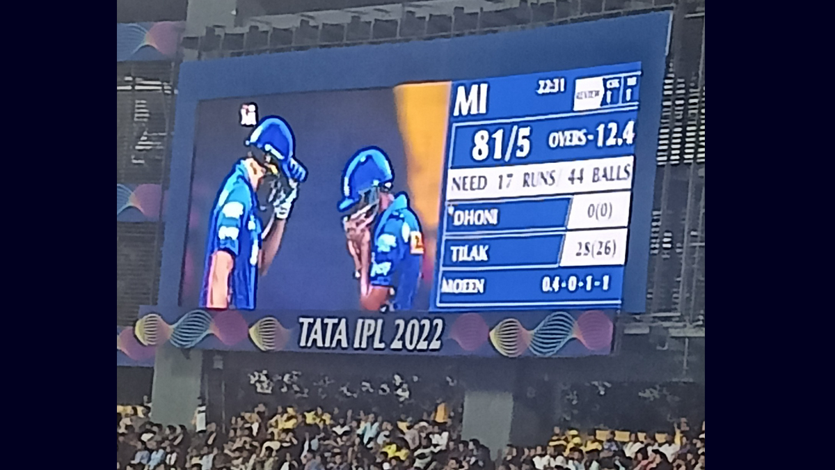 MS Dhoni Playing For MI? After Powercut, Wankhede Scoreboard Shows CSK Skipper Batting For Mumbai Indians During IPL 2022 Encounter 🏏 LatestLY