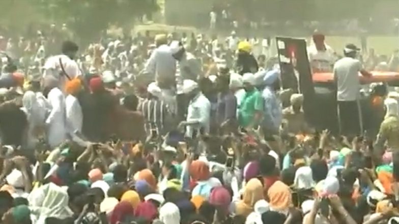 Sidhu Moose Wala Funeral: Huge Crowd Gathers in Mansa For Punjabi Singer’s Last Rites; Watch Video