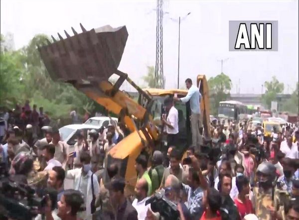 India News | Locals Protest Anti-encroachment Drive in Delhi's Shaheen Bagh