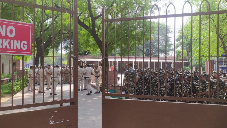Delhi Police Detain Right-Wing Group Activists Chanting Hanuman Chalisa at Qutab Minar; Demand Monument To Be Rechristened As ‘Vishnu Stambh’