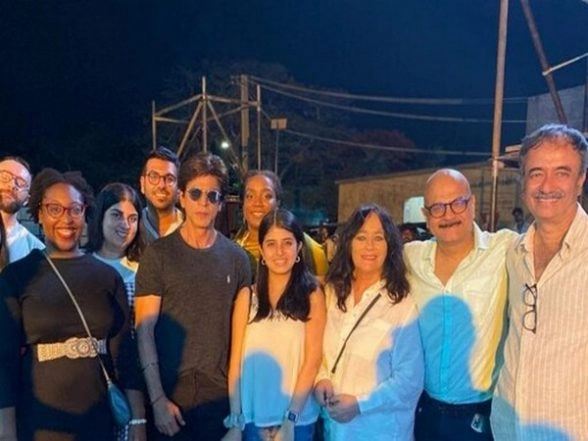 Dunki: Shah Rukh Khan and Rajkumar Hirani's Viral Pic From the Sets of Their Next is a Treat 