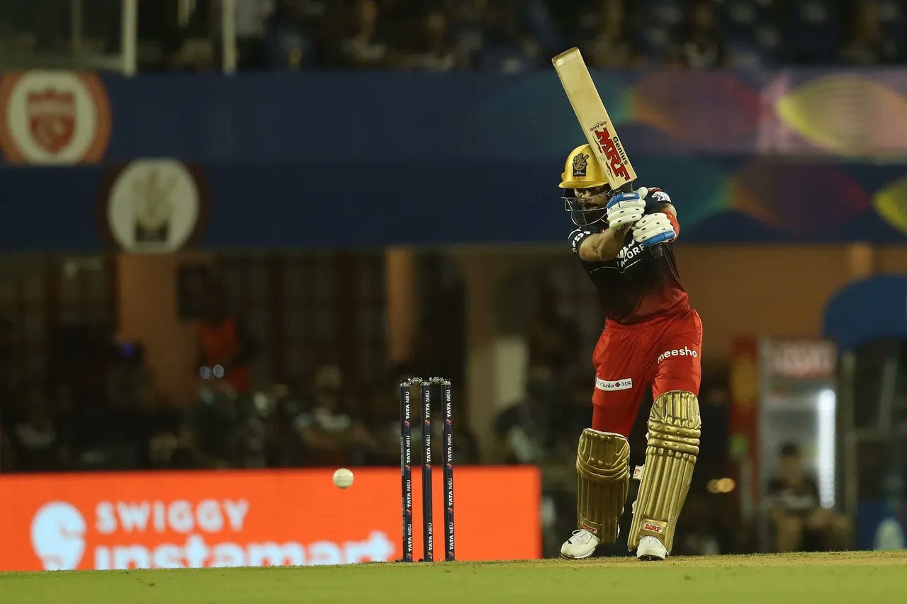 Virat Kohli Becomes First Batsman to Complete 6500 Runs in IPL History,  Achieves Feat During RCB vs PBKS | 🏏 LatestLY