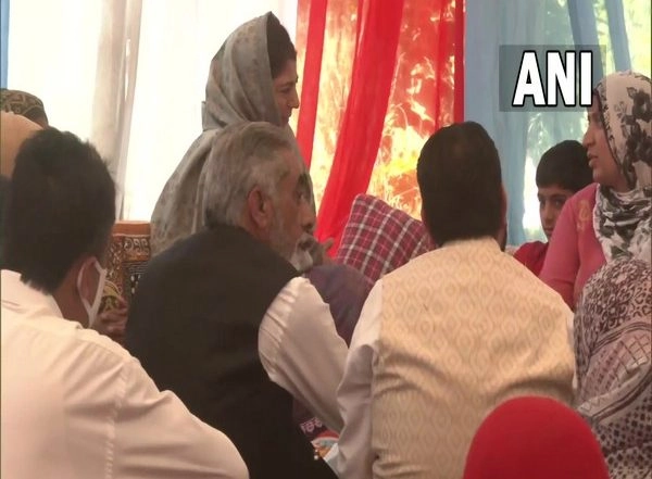 India News | J-K: Mehbooba Mufti Meets Family of Slain Kashmiri TV Actor Amreen Bhat