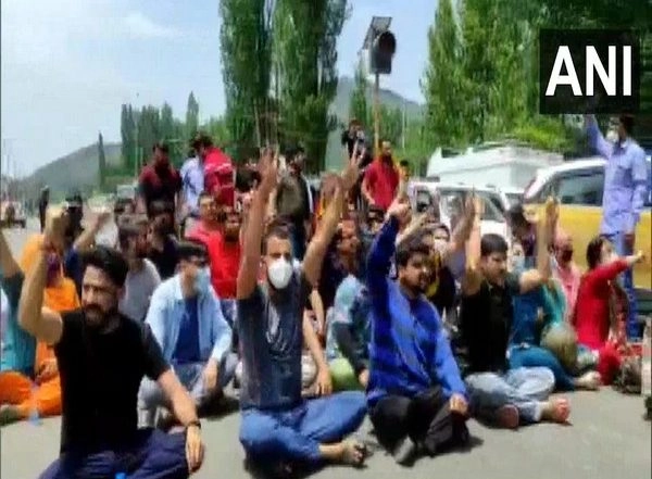 India News | J-K: Kashmiri Pandits Warn of Mass Migration if Govt Provides No Solution Against Terrorism Within 24 Hours