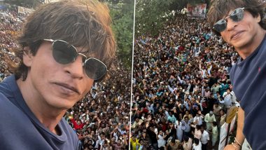Shah Rukh Khan Takes Selfie With His Fans From Atop Mannat and Wishes Them Love and Happiness on Eid Al-Fitr 2022 (View Pics)
