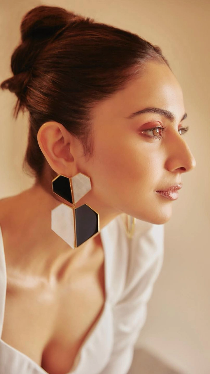 From Rakul Preet Singh to Jahnvi Kapoor, Bollywood Divas Flaunt Elegant Earrings