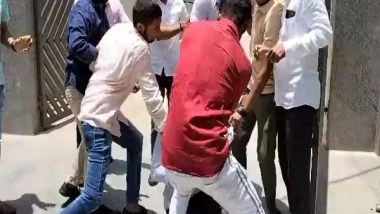India News | Gujarat: Scuffle Breaks out Between BJP, AAP Workers in Surat