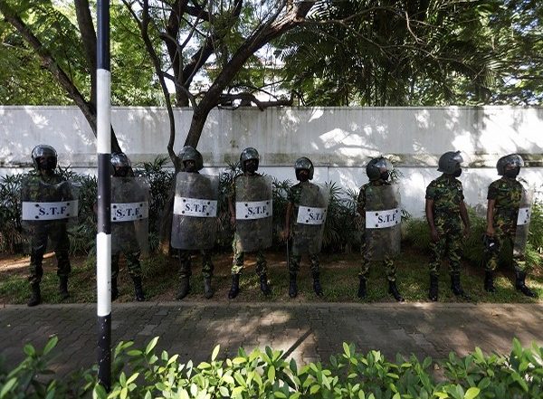 World News | Sri Lanka Crisis: 4 Injured in Negombo Clash, Attempts Made to Trigger Communal Clash