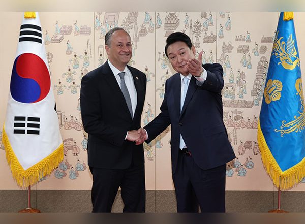 World News | South Korean President Yoon Meets Foreign Envoys on His First Day, Xi Jinping Invites Yoon to Visit China