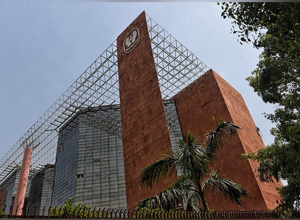 LIC IPO: LIC Shares Allotted at Rs 949 Apiece to Eligible Bidders; Govt Mops Up Rs 20,557 Crore