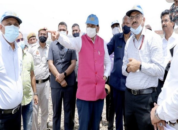 India News | Delhi: LG Vinai Kumar Saxena Instructs Officers to Submit 'plan of Action' for Razing Garbage Mounds