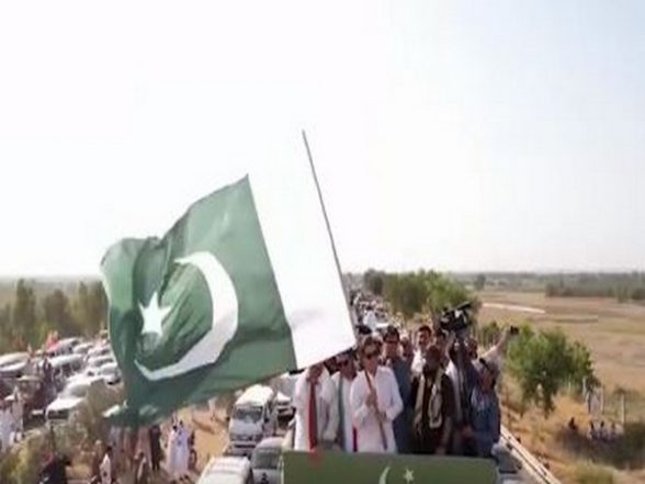World News | Pakistan: Imran Khan Vows Not to Vacate Protest Site in Islamabad Until Fresh Polls Announced - Vimarsana News