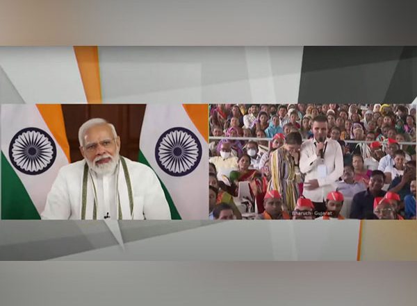 India News | PM Modi Gets Emotional While Interacting with Beneficiary During Utkarsh Samaroh