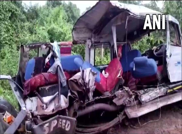India News | Karnataka: 7 Killed, 10 Injured as Vehicle Rams into Tree in Dharwad