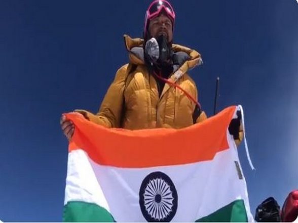India News | IAF Officer Scales Mt Everest, Sings National Anthem on Reaching Summit - Vimarsana News