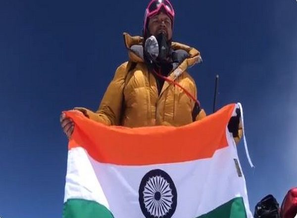 India News | IAF Officer Scales Mt Everest, Sings National Anthem on Reaching Summit