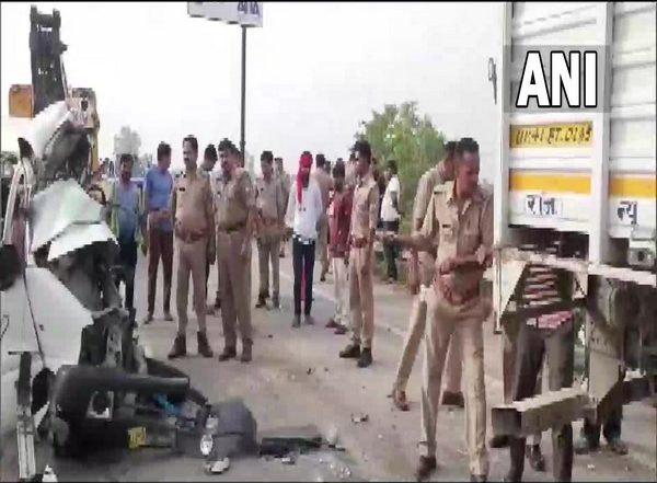 India News | UP: Seven Members of Family Die in Collision Between Ambulance, Canter Vehicle in Bareilly