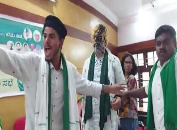 India News | Ink Attack on Rakesh Tikait: SKM Holds Protests, Demands Strict Action Against Culprits