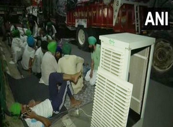 India News | Stopped from Entering Chandigarh, Punjab Farmers Begin Protest at Chandigarh-Mohali Border; CM Says Open for Talks
