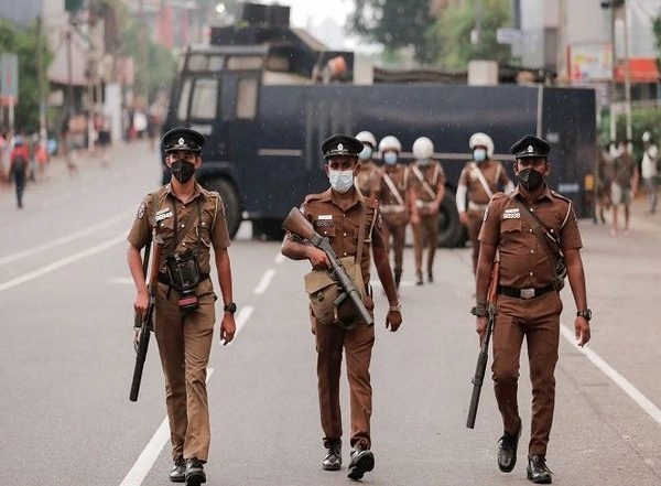World News | Sri Lanka Imposes Curfew as Clashes Break out in Galle Face Area