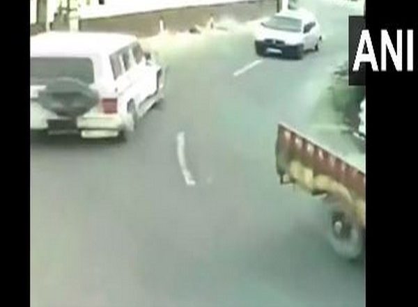 India News | CCTV Footage Shows Two Cars Trailing Sidhu Moose Wala's Vehicle Moments Before He Was Shot Dead