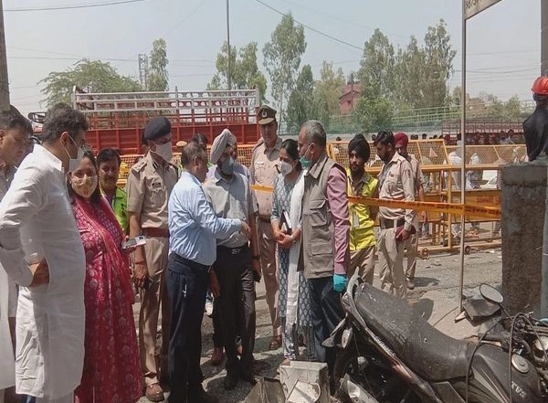 India News | Mundka Fire: Forensic Teams to Assist Delhi Police in Investigation, DNA Examination to Be Conducted to Identify Bodies
