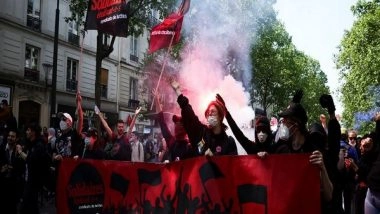World News | Police Fire Tear Gas to Disperse Crowds at May Day Demonstrations in Paris