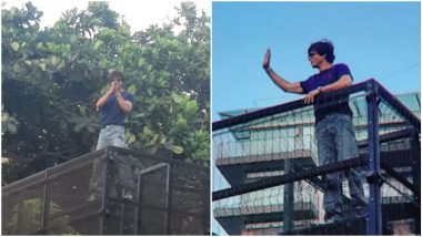 Shah Rukh Khan Comes Out On Terrace of Mannat To Wish Fans on Eid-Ul-Fitr 2022 (View Pics)