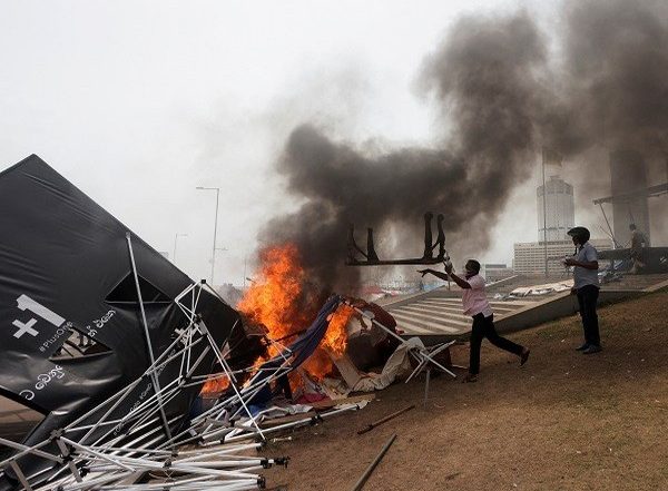 World News | Violence Rages in Sri Lanka, 8 Killed in Negombo Clash
