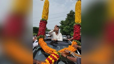 Entertainment News | Ranbir Kapoor Recieves Grand Welcome in Visakhapatnam, See How Fans Garlanded Him Through Crane