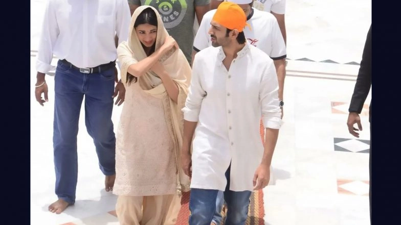Ahead of Bhool Bhulaiyaa 2 Release, Kartik Aaryan, Kiara Advani Visit Gurudwara Bangla Sahib