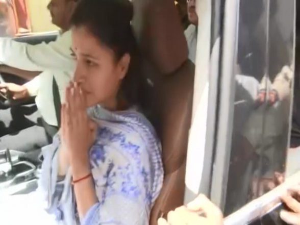 India News | Hanuman Chalisa Row: Navneet Rana Released from Jail, Taken to Hospital for Medical Check-up - Vimarsana News