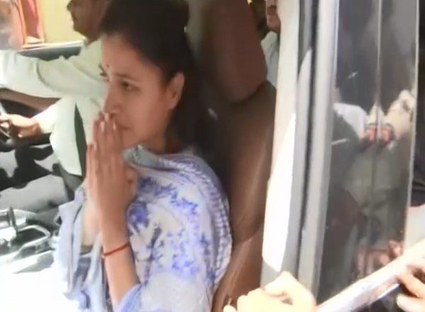 India News | Hanuman Chalisa Row: Navneet Rana Released from Jail, Taken to Hospital for Medical Check-up
