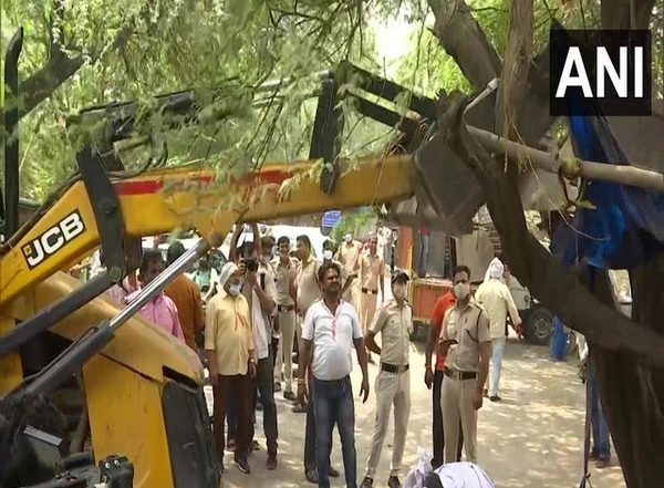 India News | Delhi: South MCD Begins 1st Phase of Anti-encroachment Drive