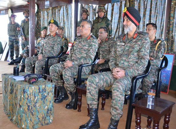 India News | Army Chief Visits Forward Areas Along Line of Control in J-K