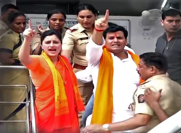 India News | Hanuman Chalisa Row: Maharashtra Govt Likely to Challenge Bail of Navneet Rana, Ravi Rana Tomorrow